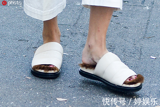 香奈儿 一不小心把澡堂专用拖鞋穿出街,却收到了无数羡慕的目光…