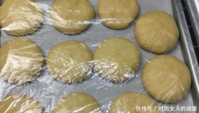 细腻|3个鸡蛋,一碗面粉,老阿姨教你做喜饼,口感细腻香甜柔软