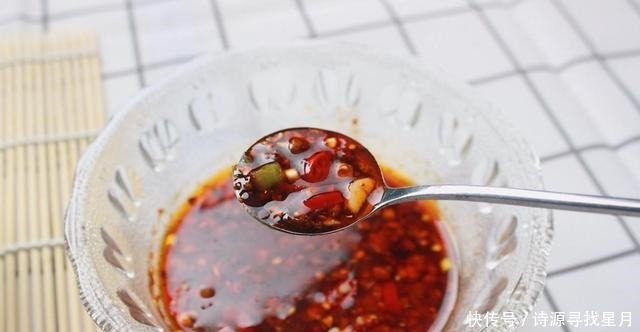 吃光|皮蛋这样做才好吃，香辣过瘾还解馋，一整盘都吃光！