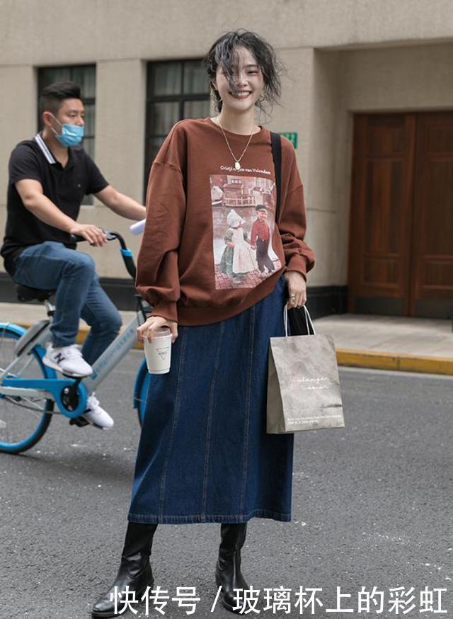 “上宽下窄”的秋冬穿搭,卫衣+牛仔裙+短靴,时尚又洋气