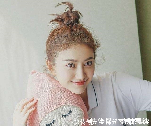 妹子们|今年最火的“丸子头”,你会扎吗?这三个误区不要犯,超显老
