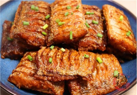 我家带鱼从不红烧，打入1个鸡蛋，带鱼不粘锅，外焦里嫩、真香