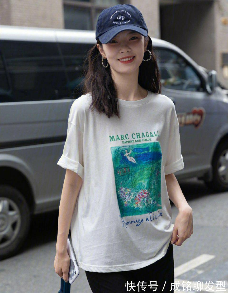 t恤|简约又显嫩的长款T恤穿搭,清爽随意不失时尚,今夏流行这样穿