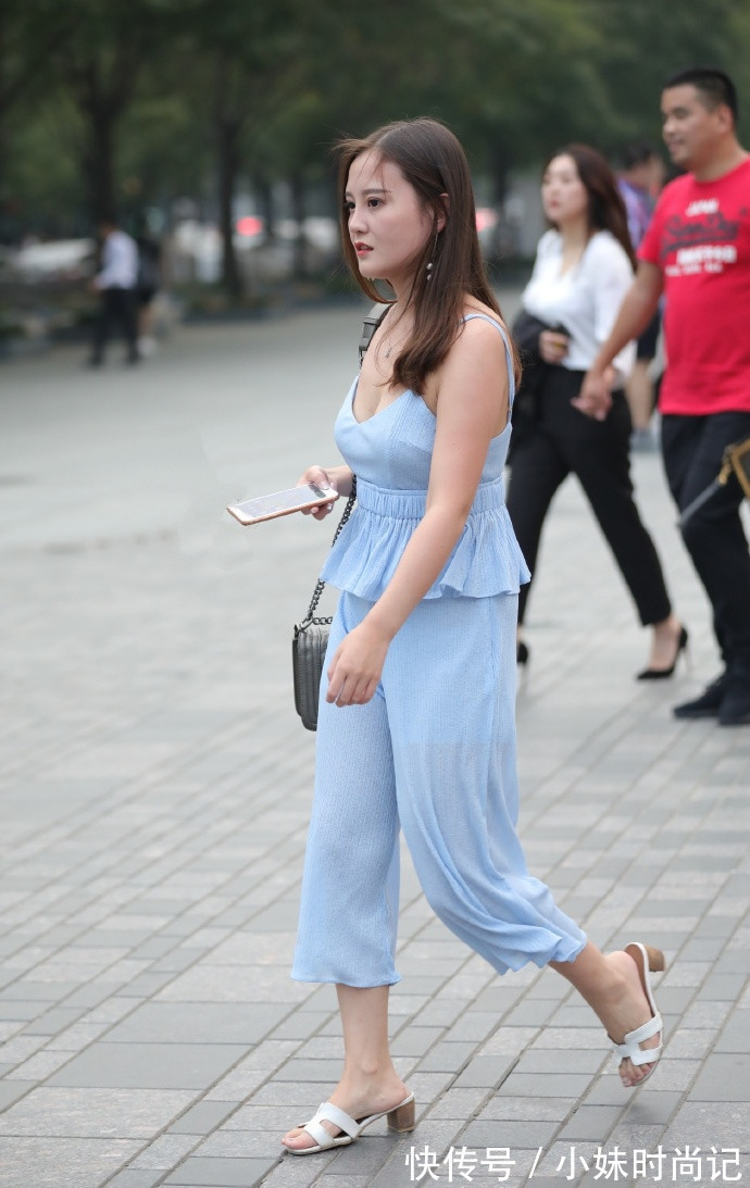小姐姐|街拍: 吊带搭配休闲长裤, 小姐姐同款色穿搭穿出邻家女孩感, 太美