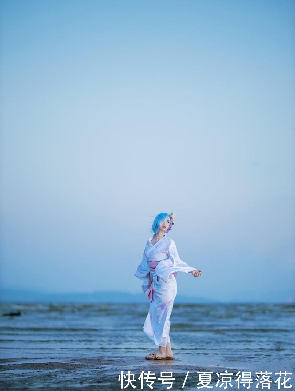 萌妹|Reo蕾姆海边COS,身穿和服眼神无辜,赤着小脚的她邀请你“玩耍”!