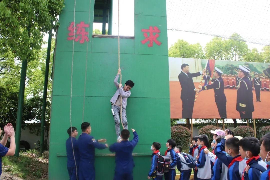 萌娃走进消防站 寓教于乐学知识