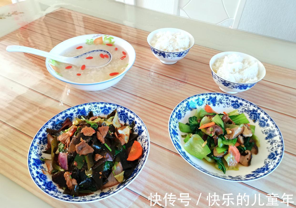 家常午饭两菜一汤，亮点是这碗汤，香甜可口，很适合女主人