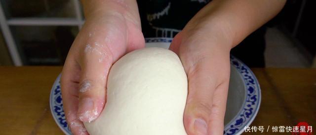 分享|蒸花卷时,和面别只放水和酵母粉,分享技巧经验,松软亮白不发硬