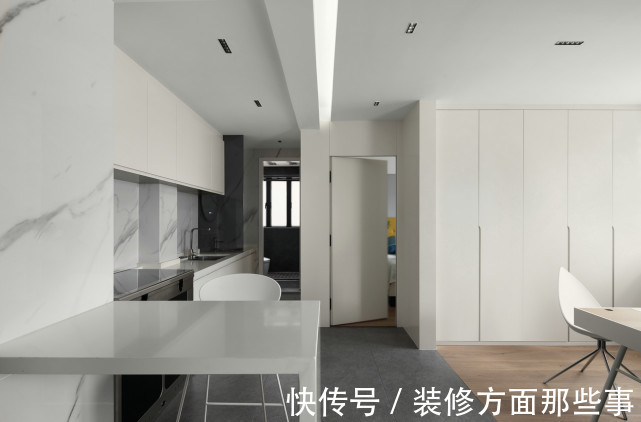 玄关|50平现代一居室,进门区域的玄关与内部空间形成了鲜明的对比