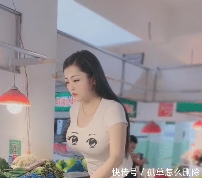 菜市场买胡萝卜的美女, 看起来好贤惠！