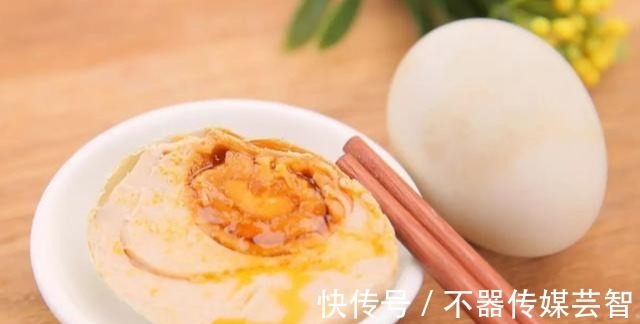 鸭蛋|腌咸鸭蛋,不用找黄泥,学会这个方法,简单零失败,个个流油起沙