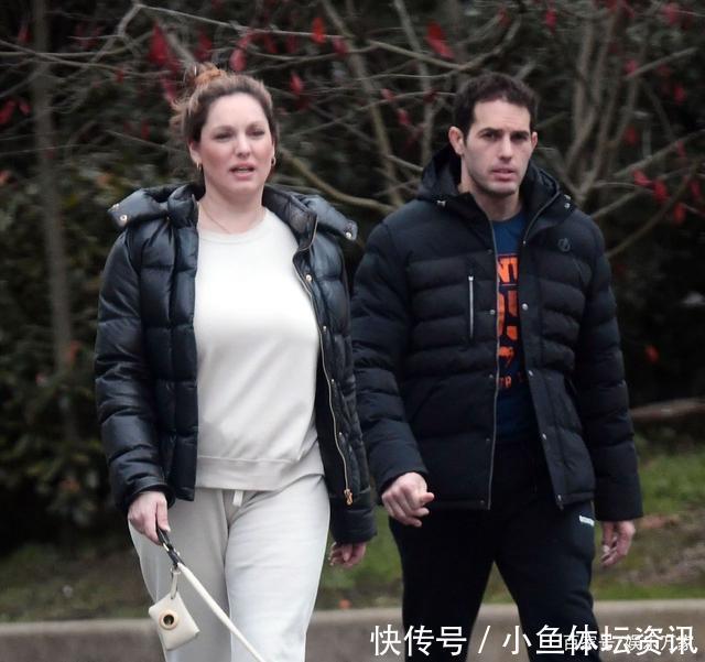 凯莉·布鲁克穿白色套装和黑色羽绒服外出遛狗很惬意