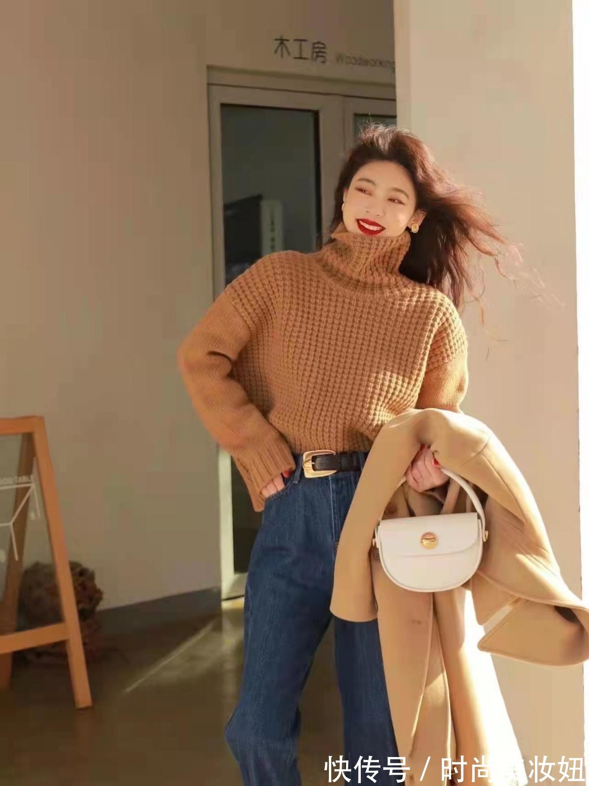 高领 “大衣+高领毛衣”太高级了,保暖又显气质,适合30、40岁的女人