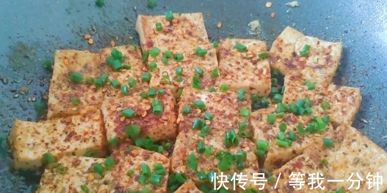 豆腐新吃法，不炒不炖不凉拌，撒点调料，鲜香美味，外酥里嫩