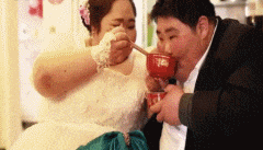 |搞笑GIF:漂亮的妹子都很有礼貌