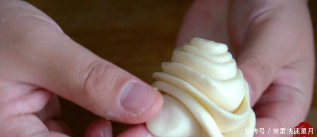 分享|蒸花卷时,和面别只放水和酵母粉,分享技巧经验,松软亮白不发硬