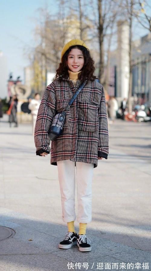 撞衫 长大衣要让位了，今年“短外套+小白裤”正流行，时髦洋气不撞衫