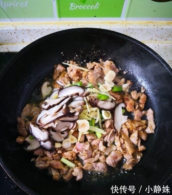 茼蒿|夏天，这菜要多吃，保护心血管，隔日排出宿便，多吃皮肤不粗糙