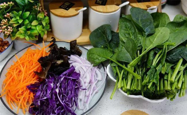 家庭聚餐不知道吃什么，八菜一汤已备好，荤素搭配，营养美味，赞