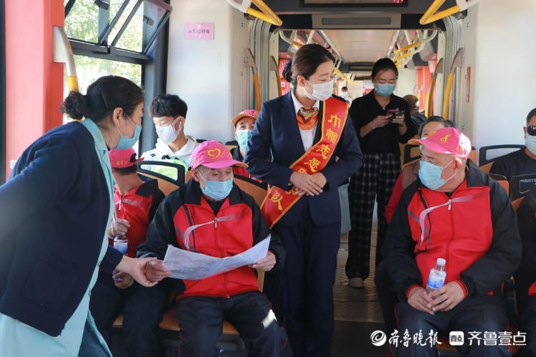 老人们|剪纸扮车厢民警教防骗，青岛有轨电车开通首条敬老爱老专列