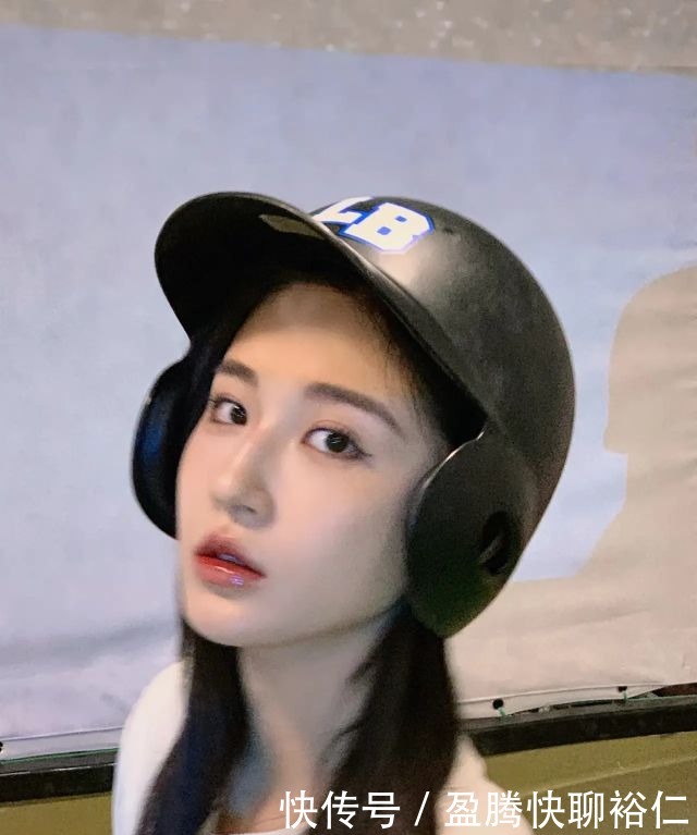 赏析|壁纸赏析12——悠闲运动风高甜美少女