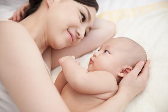 父母|孩子到了这个年龄段,老人就该“撤退了”父母亲自带才最好