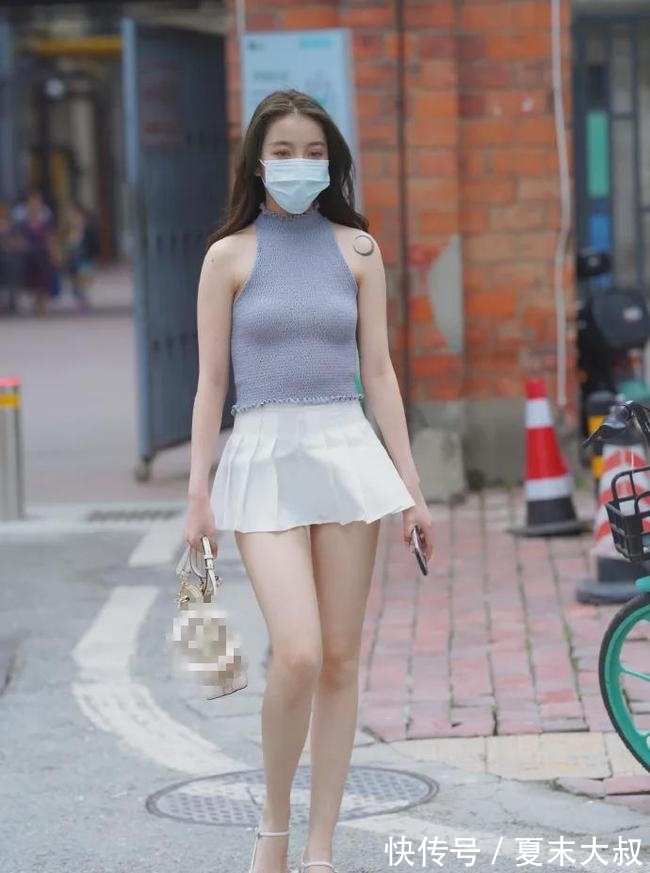 无袖 无袖打底衫配半身裙,时髦优雅还显年轻