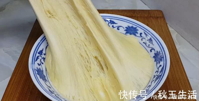 面粉别只会蒸馒头了，加3个鸡蛋，做出创意小吃，比蛋糕油条好吃