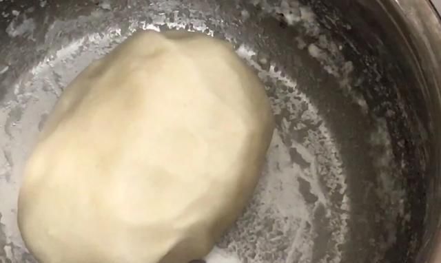 酥脆|油炸糕不要只用开水烫面，还需加入1样食材，酥脆可口，个个空心