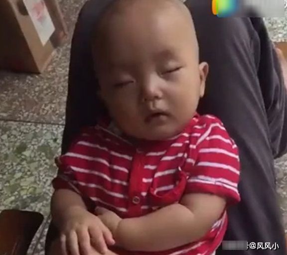 宝宝|一岁多儿子睡着了，依然要保持“大哥范”，旁边的妈妈要笑岔气了