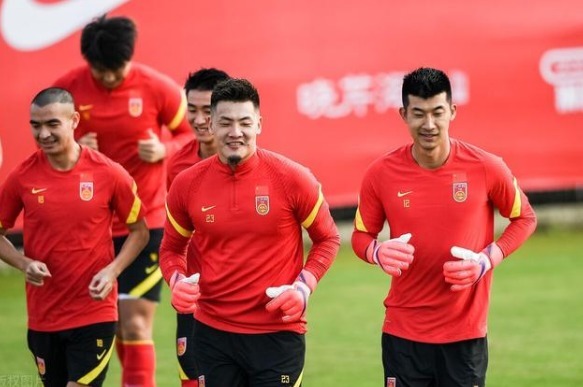 名嘴|玩手机、喝酒被开除,为何还能踢国足首发?名嘴一番言论点醒球迷
