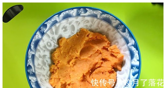夏天|夏天红薯别烤着吃了，试试这做法，鲜美香软可口，连吃三个才过瘾！