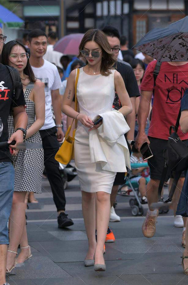 修身裙 白色修身裙时尚优雅, 彰显出楚楚动人的气质