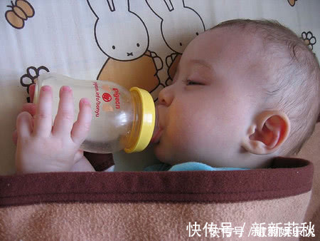 积食|提醒家长2个时间别给娃喝水了,容易伤脾不长个,抓紧停手