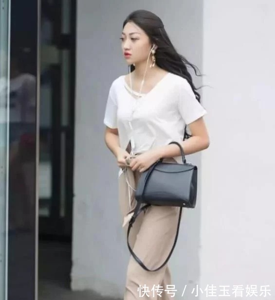 街拍|乌黑长发的小姐姐,一身短小精悍的穿搭,前卫感十足
