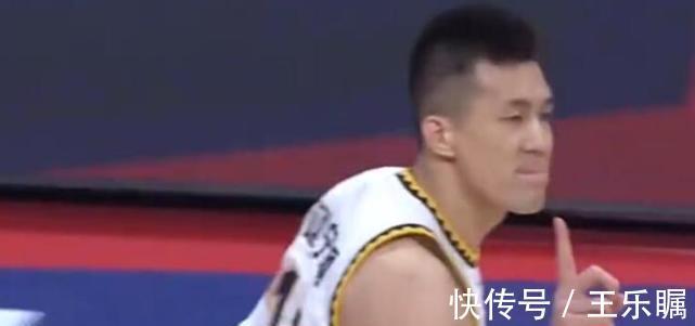 |大胜很开心!郭艾伦冲观众摇手指+搞笑采访:太帅了让我很困扰!