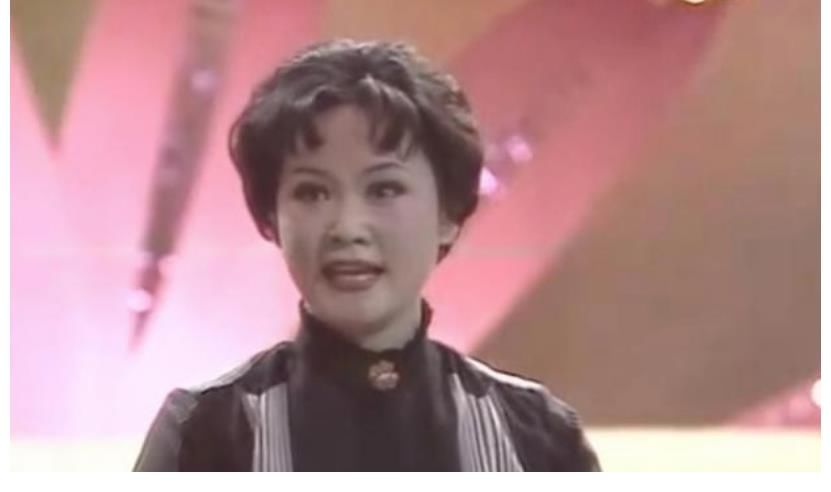 首屆春晚有多新穎？全程直播觀眾點(diǎn)播，李谷一大膽演唱“禁歌”