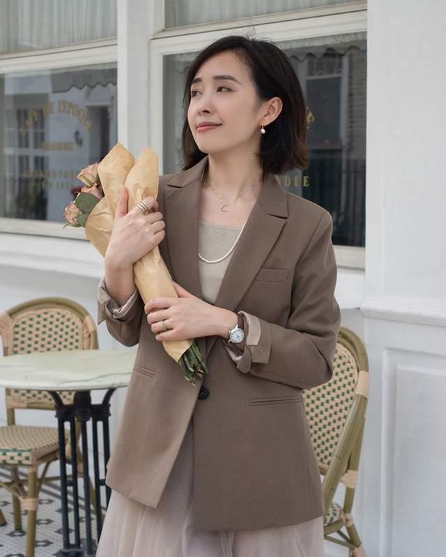 连衣裙 西服不一定配T恤，用抹胸上衣、打底衫和连衣裙搭配，更好看