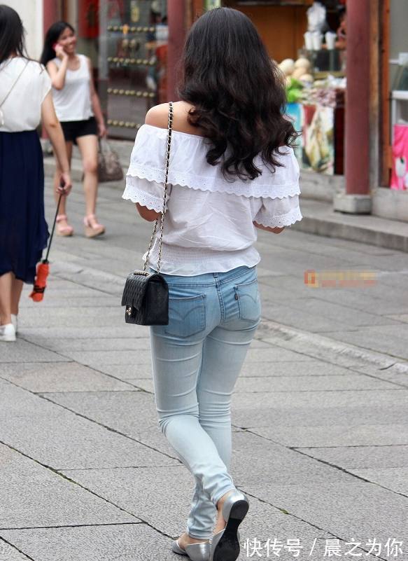 都市女孩 青春时尚的都市女孩,穿搭牛仔裤,婀娜的身材让人着迷