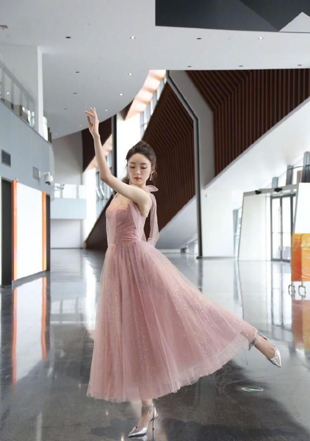 优雅|张月演绎芭蕾舞精灵,身穿一袭粉色纱裙优雅动人