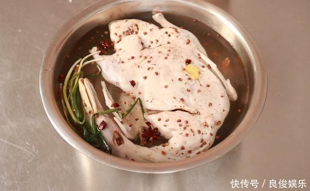 盐水鸭非常简单,重要用90度水焯,白米醋除腥,香辛料仅用八角、麻椒