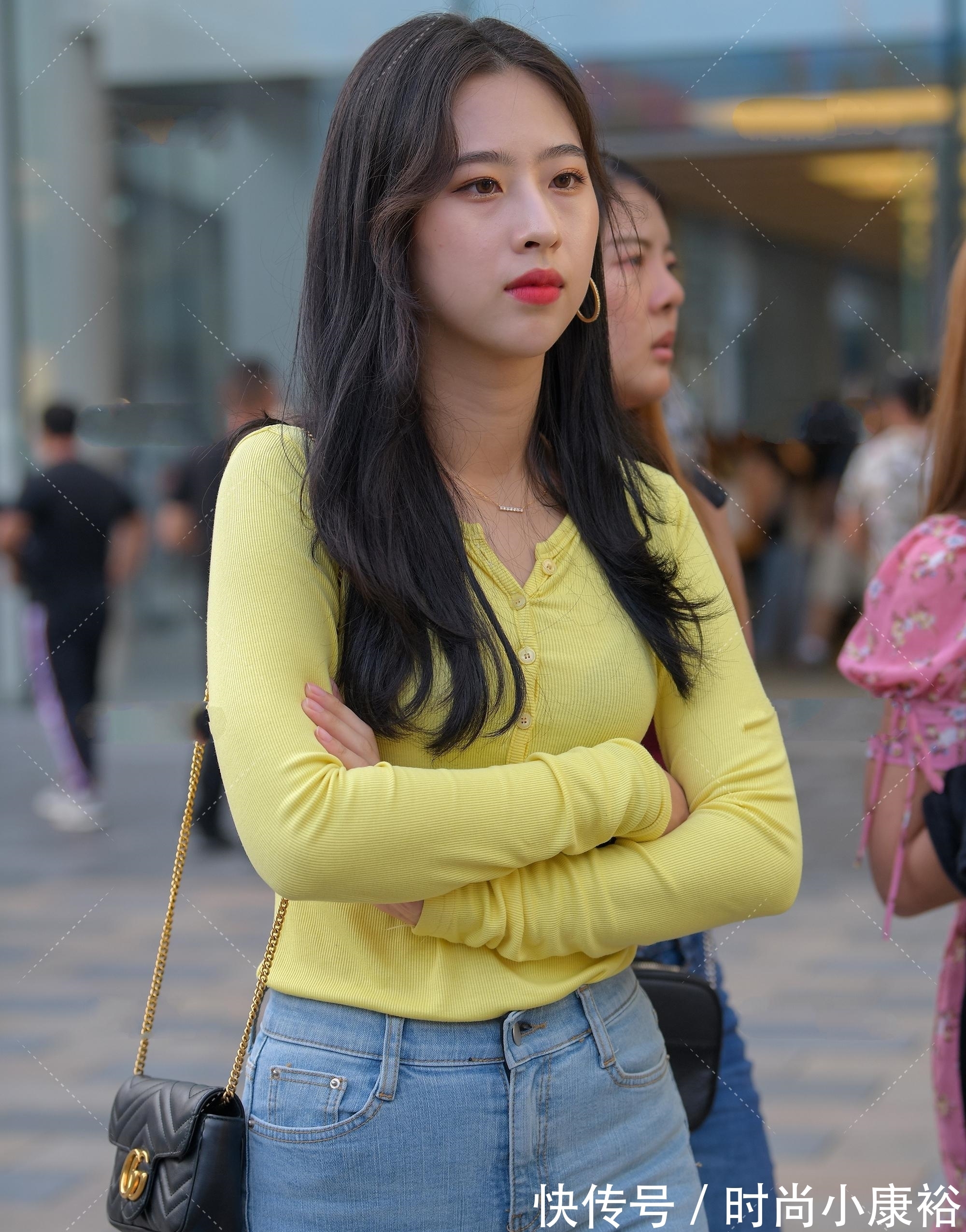 牛仔裤 亮黄色针织衫这样穿,清新雅致明艳动人,展示朝气蓬勃的青春