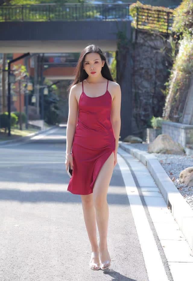 一条红色吊带连衣裙, 尽显阿娜身姿