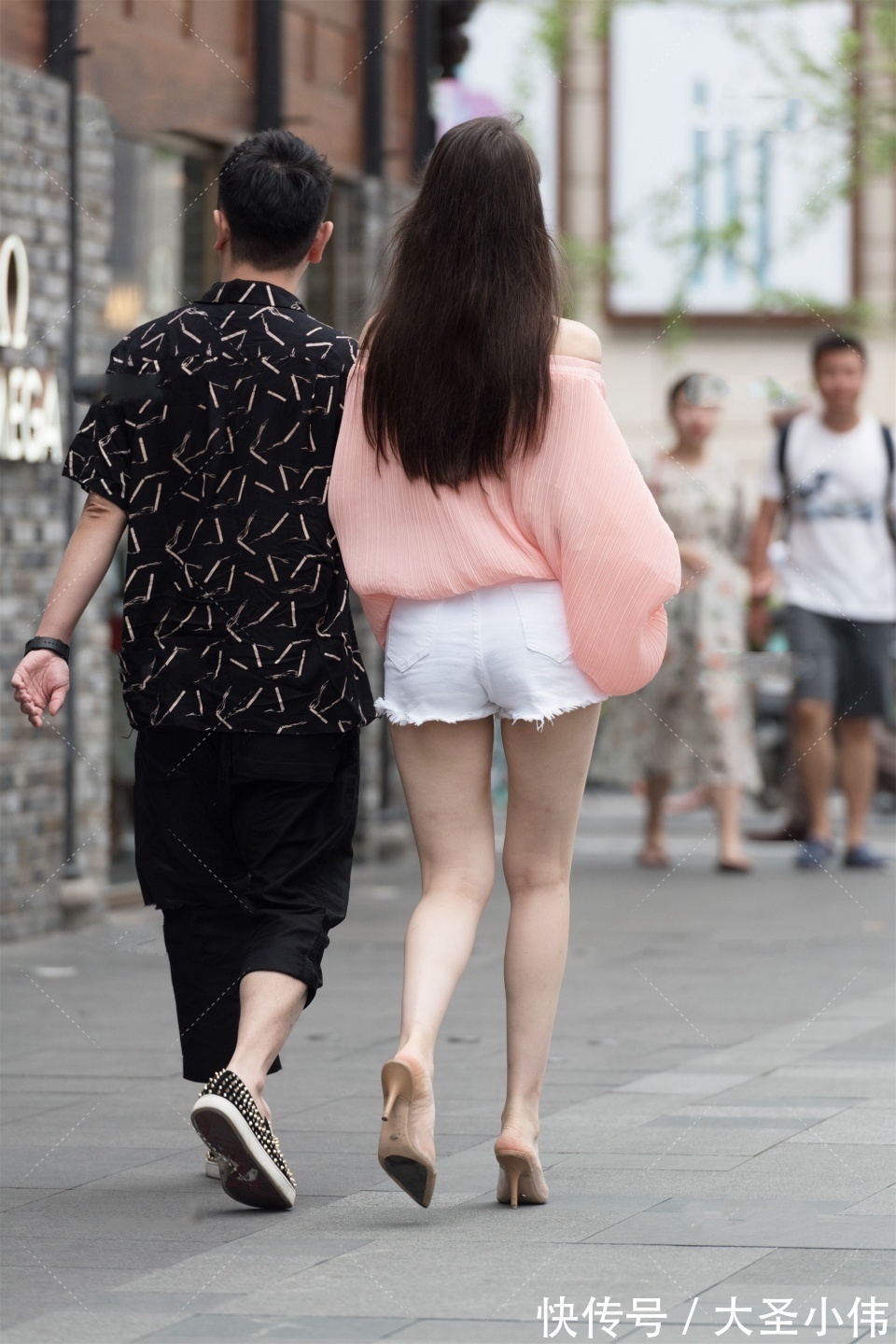 魅力|美女街拍：洋洋得意的小姐姐，吸睛的魅力穿搭，穿出不一样的魅力，要珍惜她