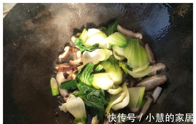 口感|香菇炒油菜,记得加1味,油菜翠绿不发黑,口感更嫩香