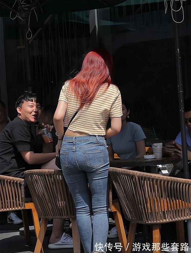 搭配 条纹T恤搭配低腰牛仔裤,修身又显瘦,更适合身材微胖的女生!