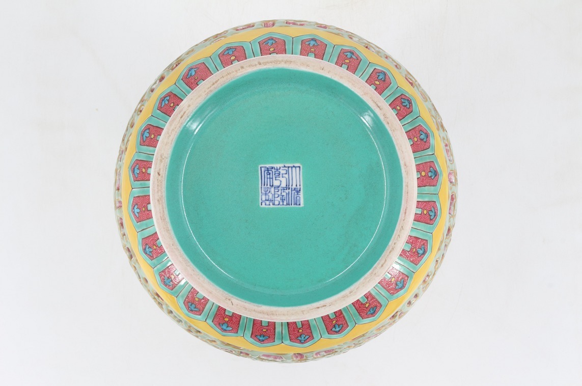 收官|2020年收官之作,市面浮现出清代官窑乾隆镂空瓶珍宝!