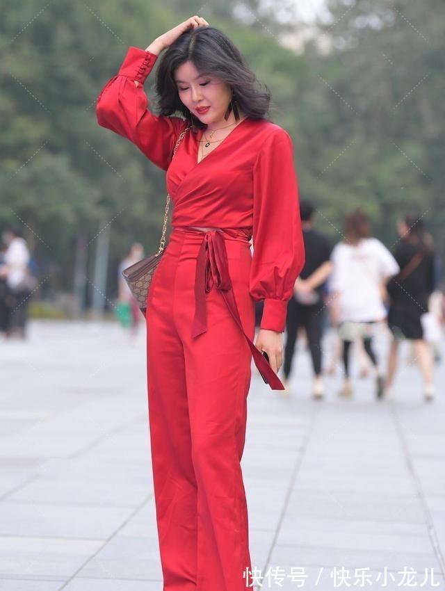 姑娘们 气质出众的打底裤搭配,露腿的穿搭组合很加分,轻松舒适