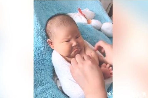 宝妈|宝宝被整来整去,萌娃一脸的嫌弃,网友这服务让宝宝很不满意