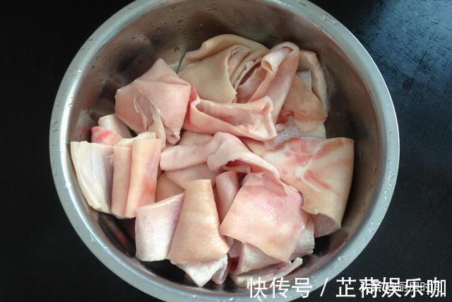 晶莹剔透|水晶猪皮冻应该怎么做？想要晶莹剔透，除了加一步就是放点它